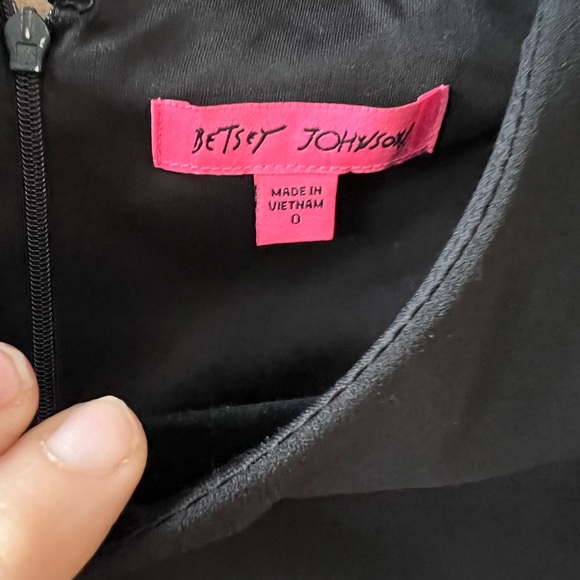 Betsy Johnson classy fitted midi black dress. Size 0 - Picture 4 of 4